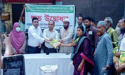 পার্বতীপুরে কৃষকদের মাঝে শীতকালীন সবজি বীজ ও সার বিতরণ উদ্বোধন