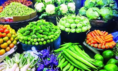 বাজারে শীতের সবজি ভরপুর, তবুও দাম কমার লক্ষণ নেই