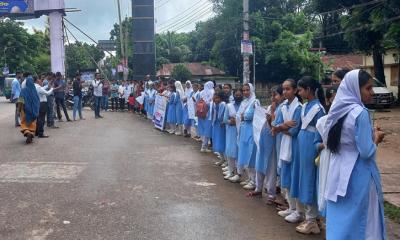 সাদা পাথর লুটপাটের প্রতিবাদে মৌলভীবাজারে মানববন্ধন