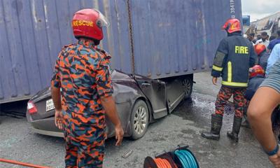কুমিল্লায় চলন্ত প্রাইভেটকারের ওপর উল্টে পড়ল কাভার্ডভ্যান, নিহত ৪