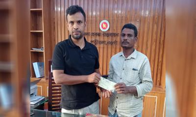 পত্নীতলায় এক লক্ষ টাকার অনুদানের চেক হস্তান্তর