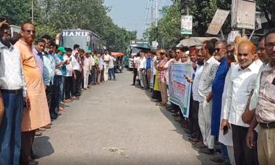 চাঁপাইনবাবগঞ্জে শিক্ষকদের ওপর পুলিশি নির্যাতনের প্রতিবাদে মানববন্ধন