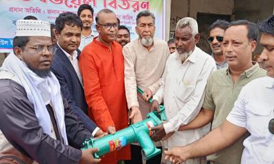 পীরগঞ্জে অসহায় ও দুস্থ পরিবারের মাঝে বিনামূল্যে টিউবওয়েল বিতরণ