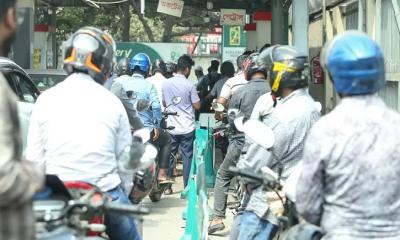 পাম্পগুলোতে উপচে পড়া ভিড়, দীর্ঘ হচ্ছে যানবাহনের লাইন