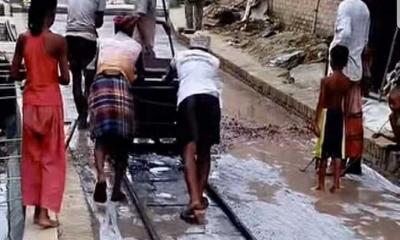 তানোরে বৃষ্টির মধ্যেই রাস্তার ঢালাই, ক্ষুব্ধ এলাকাবাসী