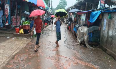 বৃষ্টিতে জনজীবন বিপর্যস্ত