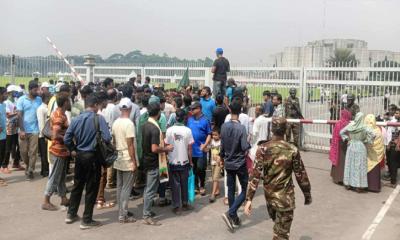 তিন দফা দাবিতে জুলাই সনদ মঞ্চের সামনে জুলাই যোদ্ধারা