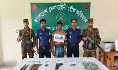 চুয়াডাঙ্গায় বিদেশি পিস্তল, গুলি ও নগদ টাকাসহ সন্ত্রাসী আটক