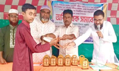 পার্বতীপুরে অভিভাবক সমাবেশে কৃতি শিক্ষার্থীদের সংবর্ধনা