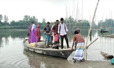 রায়গঞ্জে লাখো মানুষের ভরসা রশিটানা নৌকা, জনপ্রতিনিধিদের কেউ কথা রাখেনি