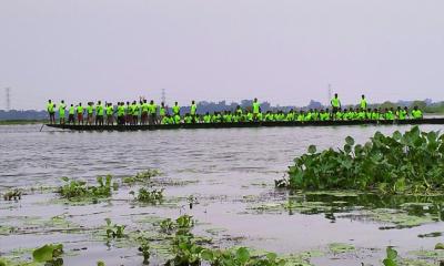 মান্দায় গ্রামীণ ঐতিহ্যবাহী নৌকা বাইচ প্রতিযোগিতা