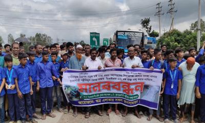 রায়গঞ্জে  দুর্ঘটনাপ্রবণ মোড় সংস্কার ও বন্ধ রাস্তা চালুর  দাবিতে মানববন্ধন