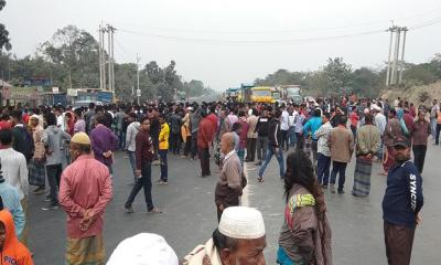 ফুটওভার ব্রিজ নির্মাণের দাবিতে  ঢাকা-টাঙ্গাইল মহাসড়ক অবরোধ