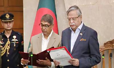 নতুন মন্ত্রী হিসেবে শপথ নিলেন আহমেদ আজম খান