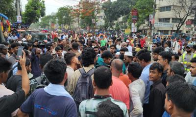 পুলিশের লাঠিচার্জের পর পুনরায় সড়ক অবরোধে ইউআইইউ শিক্ষার্থীরা