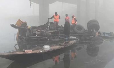 ঝিনাইদহে ব্রিজের রেলিং ভেঙে কুমার নদে ট্রাক, নিহত ২