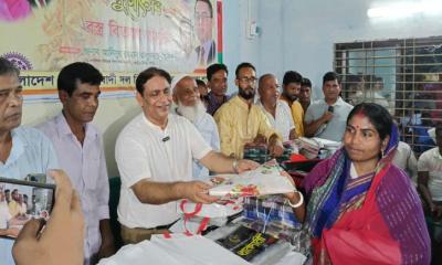 দুর্গাপূজা উপলক্ষে ডাসারে শতাধিক হিন্দু পরিবারের মাঝে বস্ত্র বিতরণ