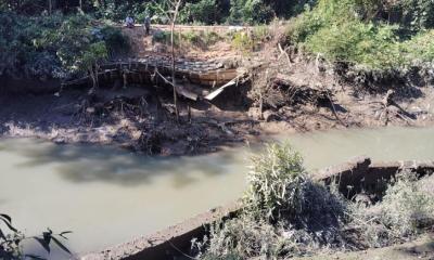 বোয়ালখালীর ভারাম্বা খালে গিলে খাচ্ছে সড়ক ও বসতবাড়ি