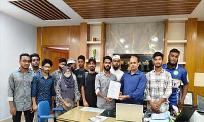 সরকারি কলেজে যোগদান করতে না দেওয়ার দাবিতে জেলা প্রশাসক বরাবর স্মারকলিপি