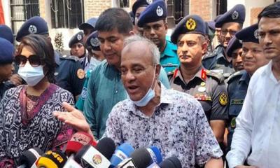 পুলিশের কাছে রাইফেল থাকলেও থাকবে না মারণাস্ত্র : স্বরাষ্ট্র উপদেষ্টা