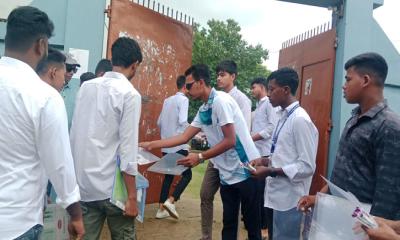 এইচএসসি পরীক্ষার্থীদের মাঝে শিক্ষা উপকরণ বিতরণ করল মধ্যনগর ছাত্রদল