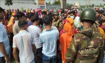 বন্ড জটিলতায় কাজ না থাকায় ধামরাইয়ে পোশাক কারখানা বন্ধ, শ্রমিকদের প্রতিবাদ