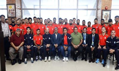 নেপাল থেকে বিশেষ ফ্লাইটে দেশে ফিরলেন জাতীয় ফুটবল দল