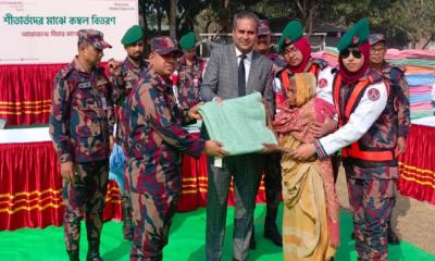 দামুড়হুদা সীমান্তে শীতার্থ মানুষের মাঝে বিজিবি ও সীমান্ত ব্যাংকের কম্বল বিতরণ
