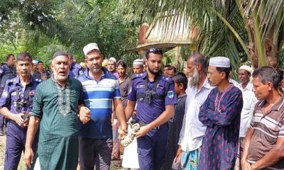 প্যারোলে মুক্তি পেয়ে মায়ের জানাজা ও দাফনে অংশ নিলেন যুবলীগ নেতা
