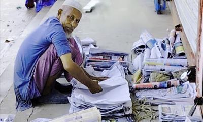 ৪২ বছর ধরে পত্রিকা বিলি করেন কুরআনের হাফেজ
