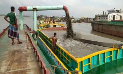চাঁদপুরে অবৈধভাবে বালু উত্তোলন, হুমকিতে বেড়িবাঁধ