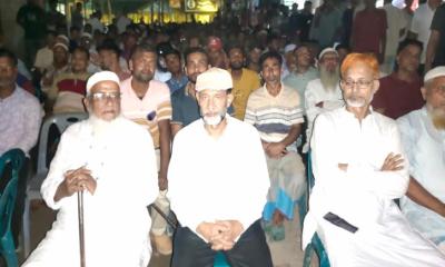 সরিষাবাড়ীতে প্রজেক্টরে তারেক রহমানের সাক্ষাৎকার দেখতে জনতার ঢল