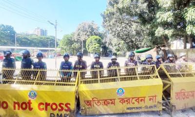 শান্ত ৩২ নম্বরে কড়া পাহারায় আইনশৃঙ্খলা বাহিনী