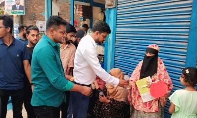 পলাশে পরীক্ষার্থীদের মধ্যে ছাত্রদলের বিশুদ্ধ পানি ও খাবার স্যালাইন বিতরণ