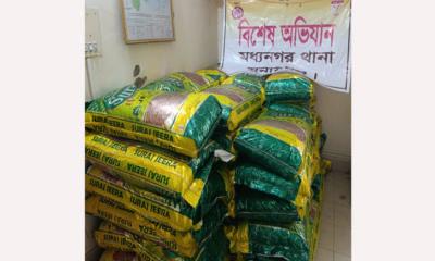 মধ্যনগরে পুলিশের অভিযানে ৪১ বস্তা ভারতীয় জিরা ও নৌকা জব্দ