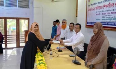 সরিষাবাড়ীতে প্রশিক্ষণ ভাতার চেক বিতরণ