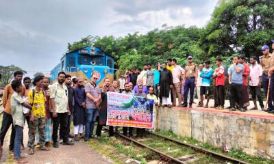 নতুন ট্রেন চালু ও রেলপথ সংস্কারসহ ৮ দাবিতে শ্রীমঙ্গলে রেল অবরোধ