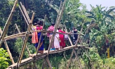 নেই সেতু,মাদারীপুরে বাঁশের সাঁকোই ভরসা ১০ গ্রামের মানুষের
