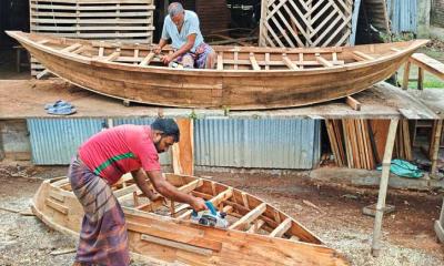 বর্ষার শুরুতেই আগাম বৃষ্টি, ভাঙ্গুড়ায় নৌকা তৈরির ধুম