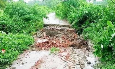 ভারী বর্ষণে দামুড়হুদায় সড়ক ধস