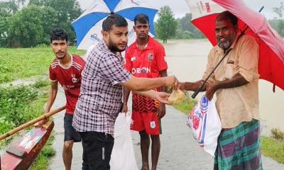 বাঘাইছড়ির বন্যাদুর্গত মাঝে খাবার বিতরণ