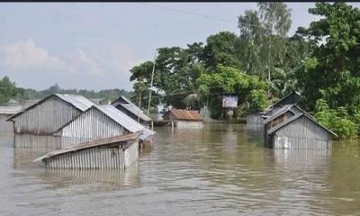 চাঁপাইনবাবগঞ্জে পানিবন্দি নিম্নাঞ্চলের মানুষ, শ্রেণিকক্ষে পানি ঢুকে পাঠদান ব্যাহত