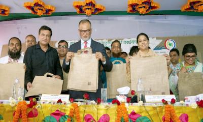 সাশ্রয়ীমূল্যে পাটের ব্যাগ বাজারজাতকরণ উদ্বোধন করলেন দুই উপদেষ্টা