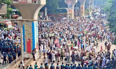 শাহবাগে এমপিওভুক্ত শিক্ষকদের ৩ দফা দাবিতে অবরোধ
