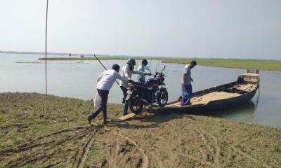 মধ্যনগরে জোরখলার গোদারা পারাপারে বিনা ভাড়ায় নৌকা চালু করলেন ছাত্রদল নেতা মিনু