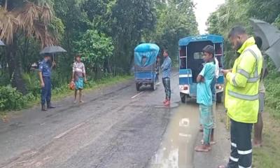 চাঁপাইনবাবগঞ্জের নাচোলে ভুটভুটি উল্টে চালক নিহত, আহত ৬