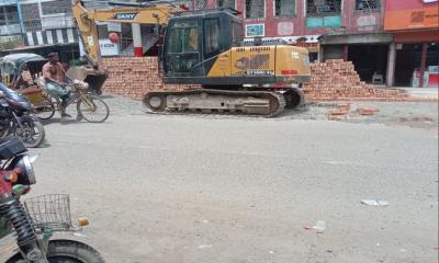 মহাসড়ক মেরামতে পিচের বদলে ইটের সলিং