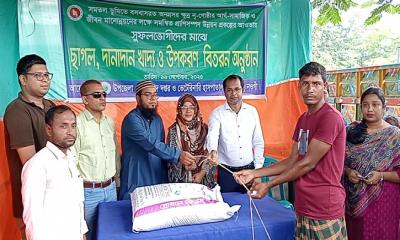 পত্নীতলায় ২০০ উপকারভোগী পেলো ছাগল, খাদ্য ও নির্মাণ সামগ্রী