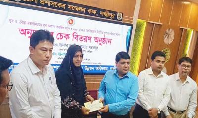 লক্ষ্মীপুরে যুব সংগঠনের মাঝে অনুদানের চেক বিতরণ
