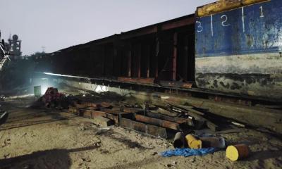 সোনারাগাঁয়ে ছাত্রদল নেতাসহ ৭ জনের বিরুদ্ধে মালবাহী জাহাজ কেটে বিক্রির অভিযোগ, গ্রেপ্তার ১